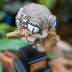 Figurine Gecko sur Socle – Décoration Nature & Terrarium